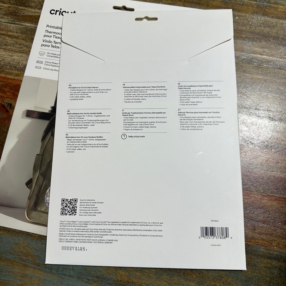 Cricut Printable Iron-On for Dark Fabrics White 8.5x11 3 Sheets Each 6 Total - Picture 4 of 6